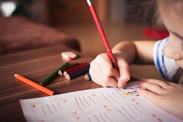 Cómo saber el grado de estudios de una persona en Perú