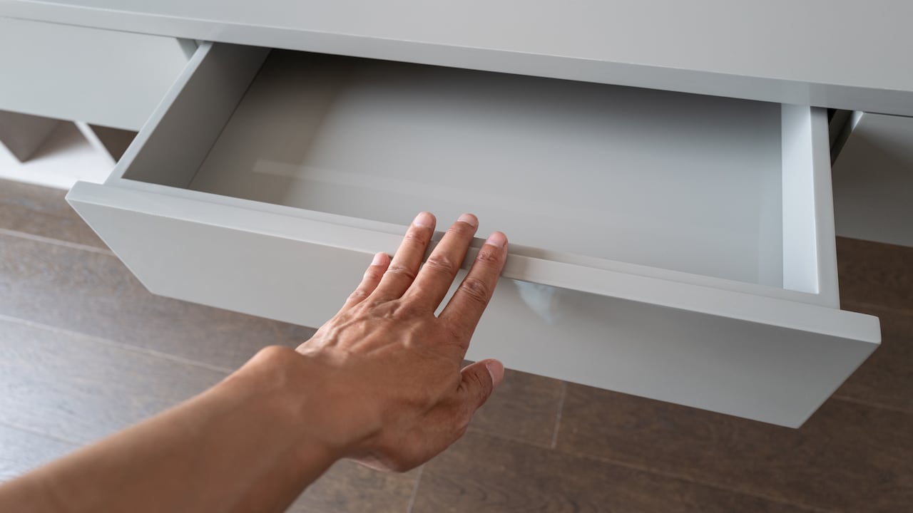 ¿Cómo limpiar y hacer brillar muebles de madera blancos? Guía paso a paso