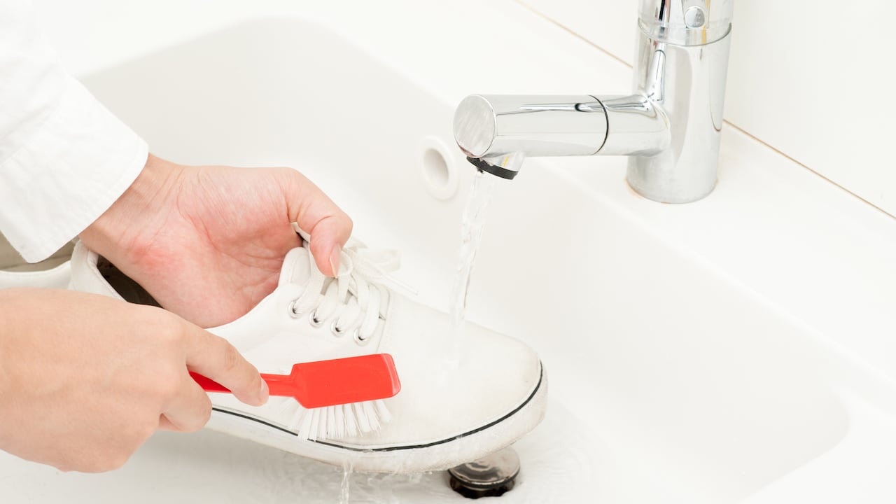 Limpiar tenis y darles buen aroma: La mezcla casera que necesitas usar
