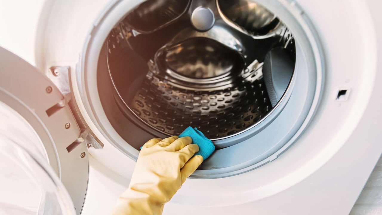 Cómo eliminar el mal olor de la lavadora con este truco casero
