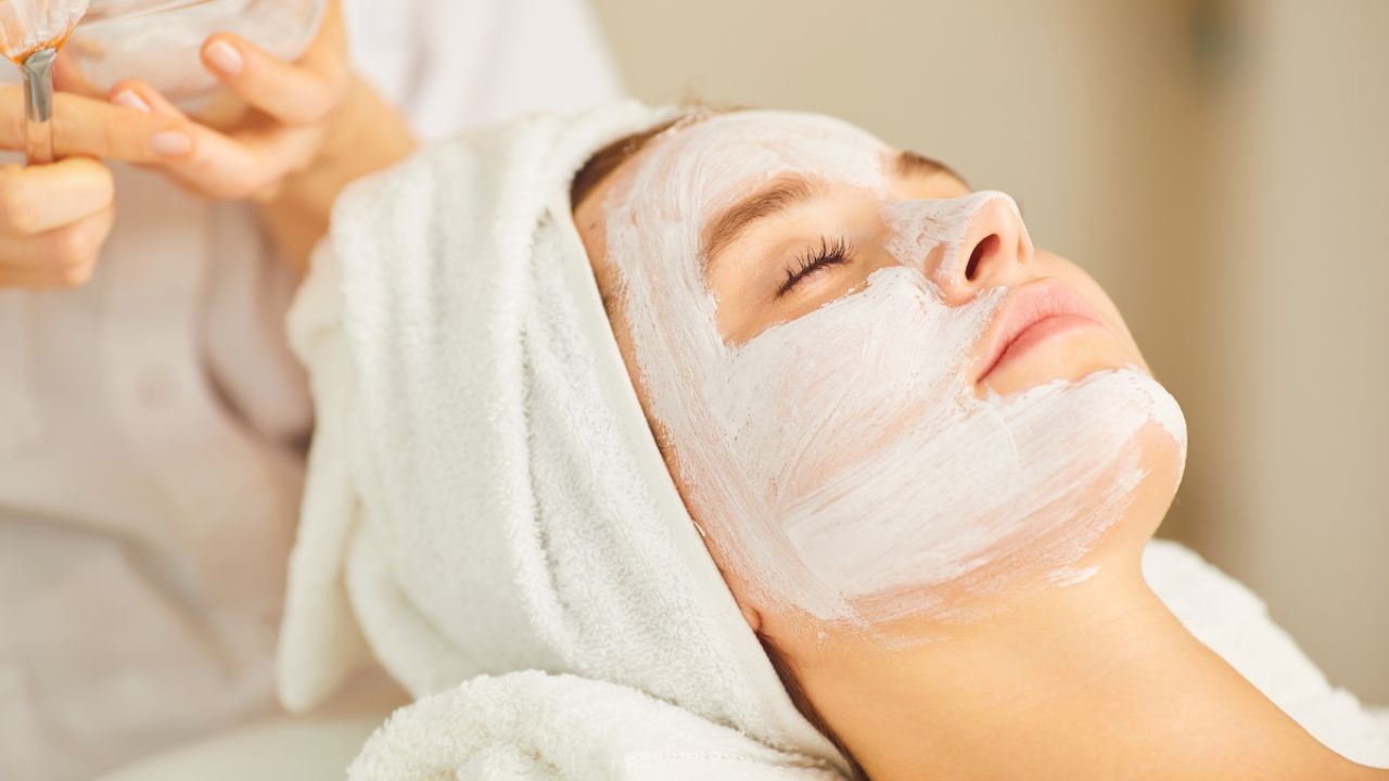Cómo hacer una mascarilla casera de perejil y aceite de coco