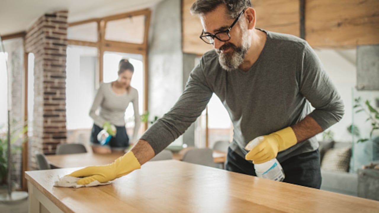 Elimina el moho en muebles de madera con estos trucos caseros