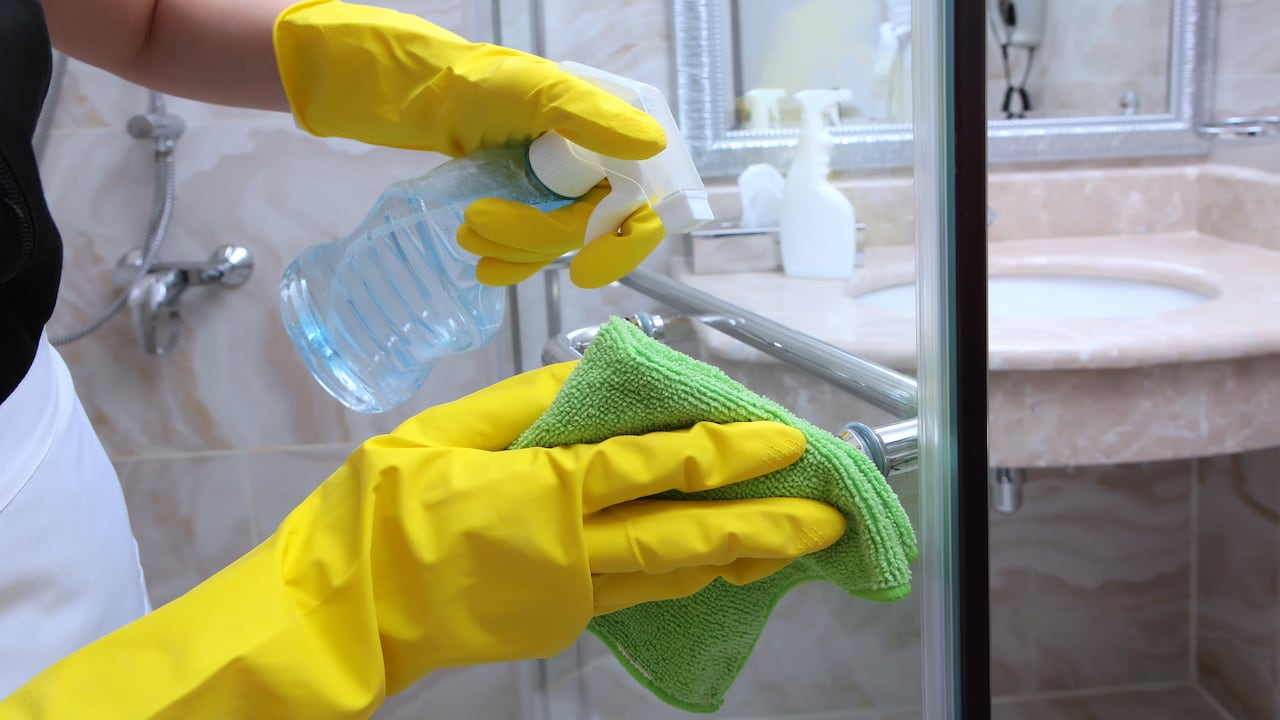 Cómo preparar una mezcla casera para limpiar puertas de cristal