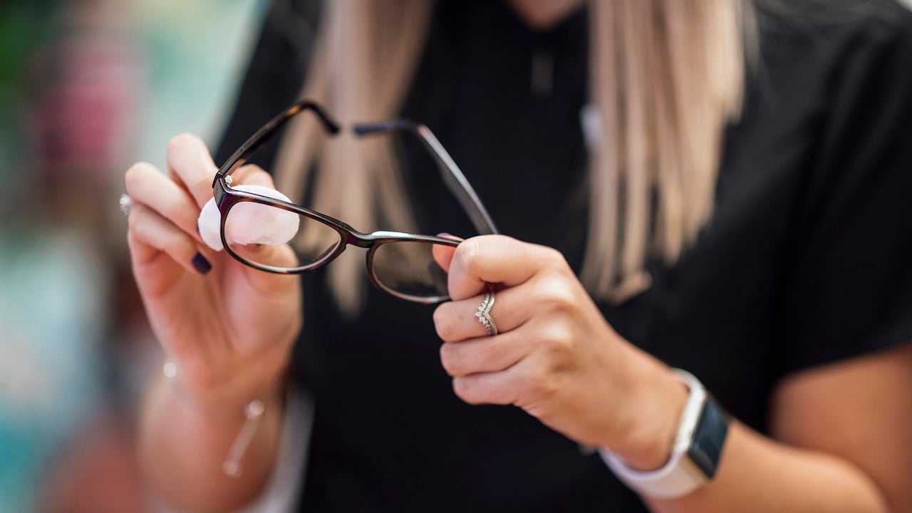 Gafas: Cómo evitar los 4 errores que causan rayones al limpiar tus lentes