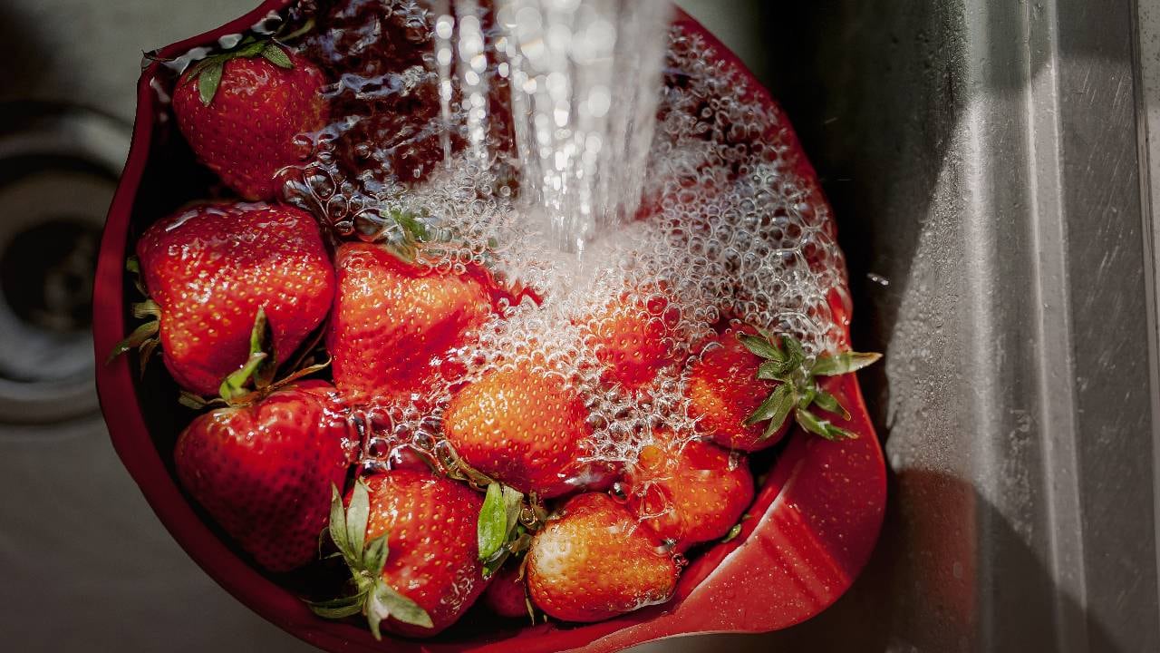 Desinfectar fresas: ¿Cómo eliminar bacterias de manera efectiva?