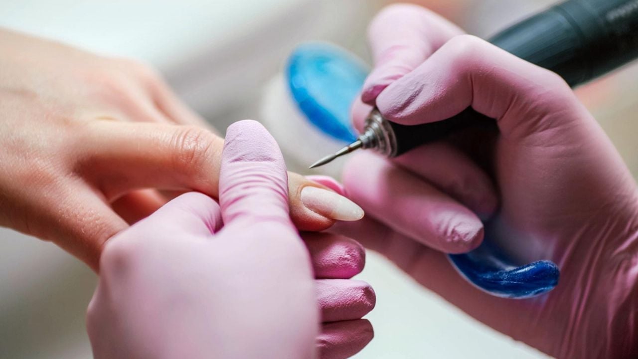 Los Mejores Diseños de Uñas Florales y Minimalistas