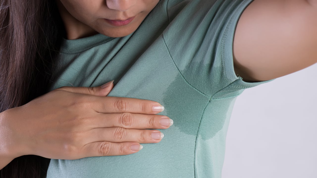 Elimina el olor a sudor en la ropa: ¿Cómo hacer un líquido casero efectivo?