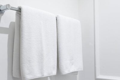 ¿Cómo logran los hoteles mantener toallas suaves y limpias? Tips y secretos