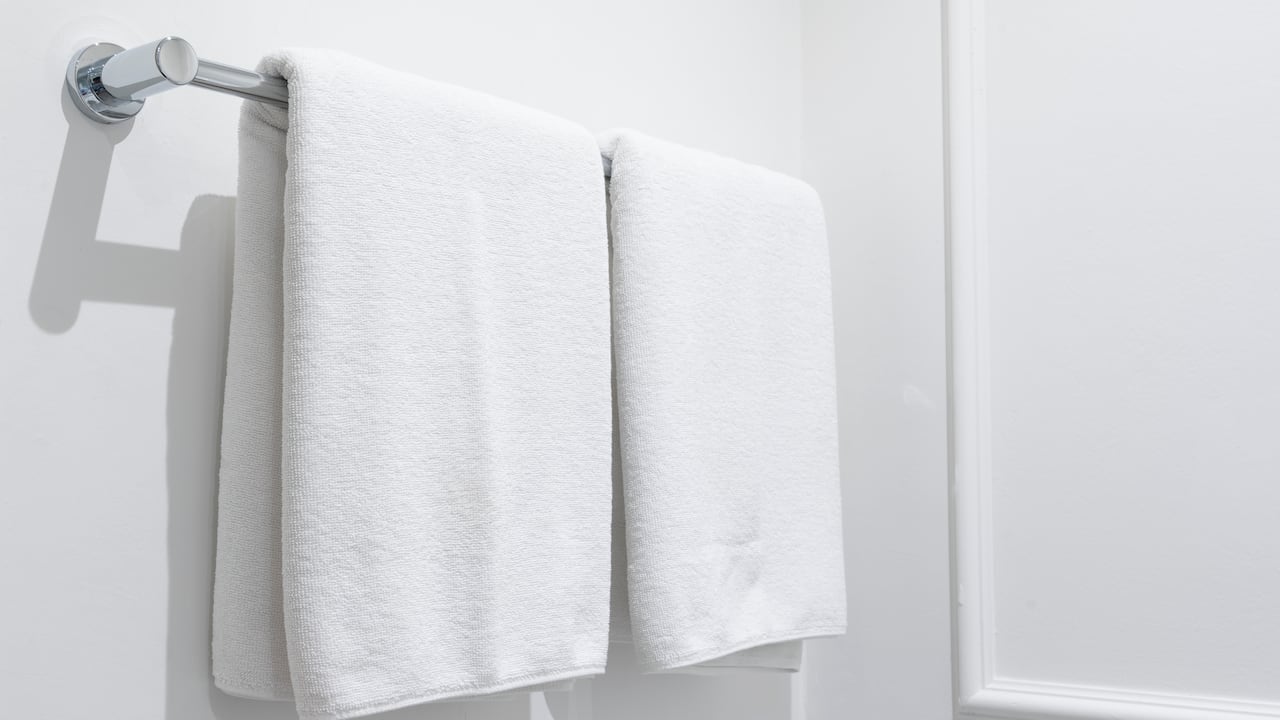 ¿Cómo logran los hoteles mantener toallas suaves y limpias? Tips y secretos
