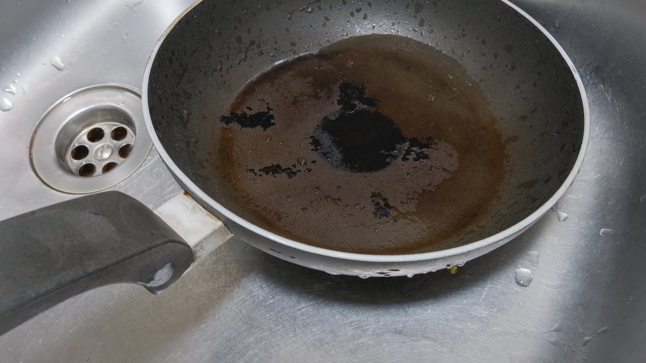 Cómo quitar grasa de sartenes fácil: el efectivo truco casero que necesitas