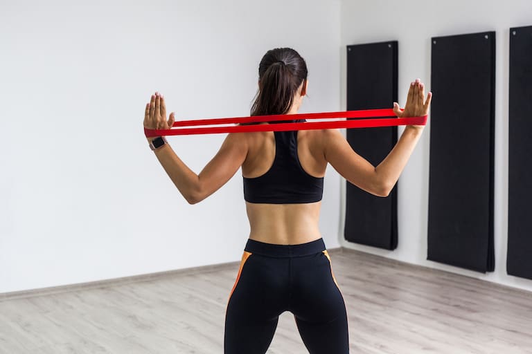 Ejercicios con banda elástica para mayores de 50: Cómo mejorar tu fuerza y flexibilidad