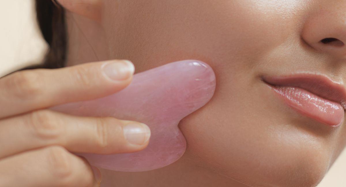 Técnica correcta del Gua Sha: cómo mejorar tus facciones con este método