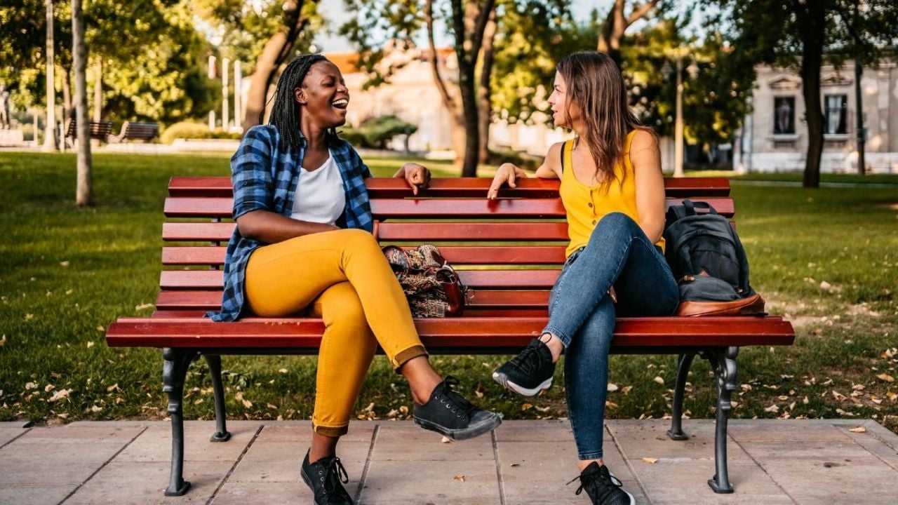 ¿Cruzas las Piernas cuando hablas? Significado Psicológico