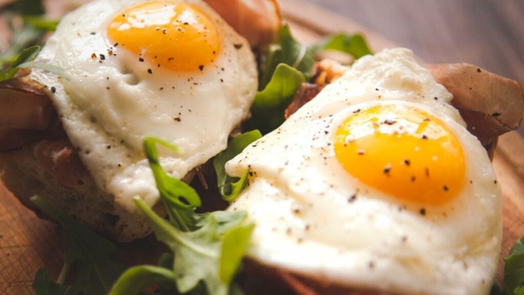 La mejor forma de hacer huevo frito sin sartén: descubre el método perfecto
