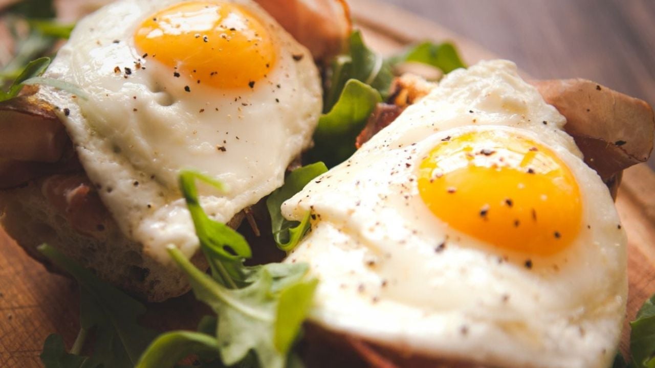La mejor forma de hacer huevo frito sin sartén: descubre el método perfecto