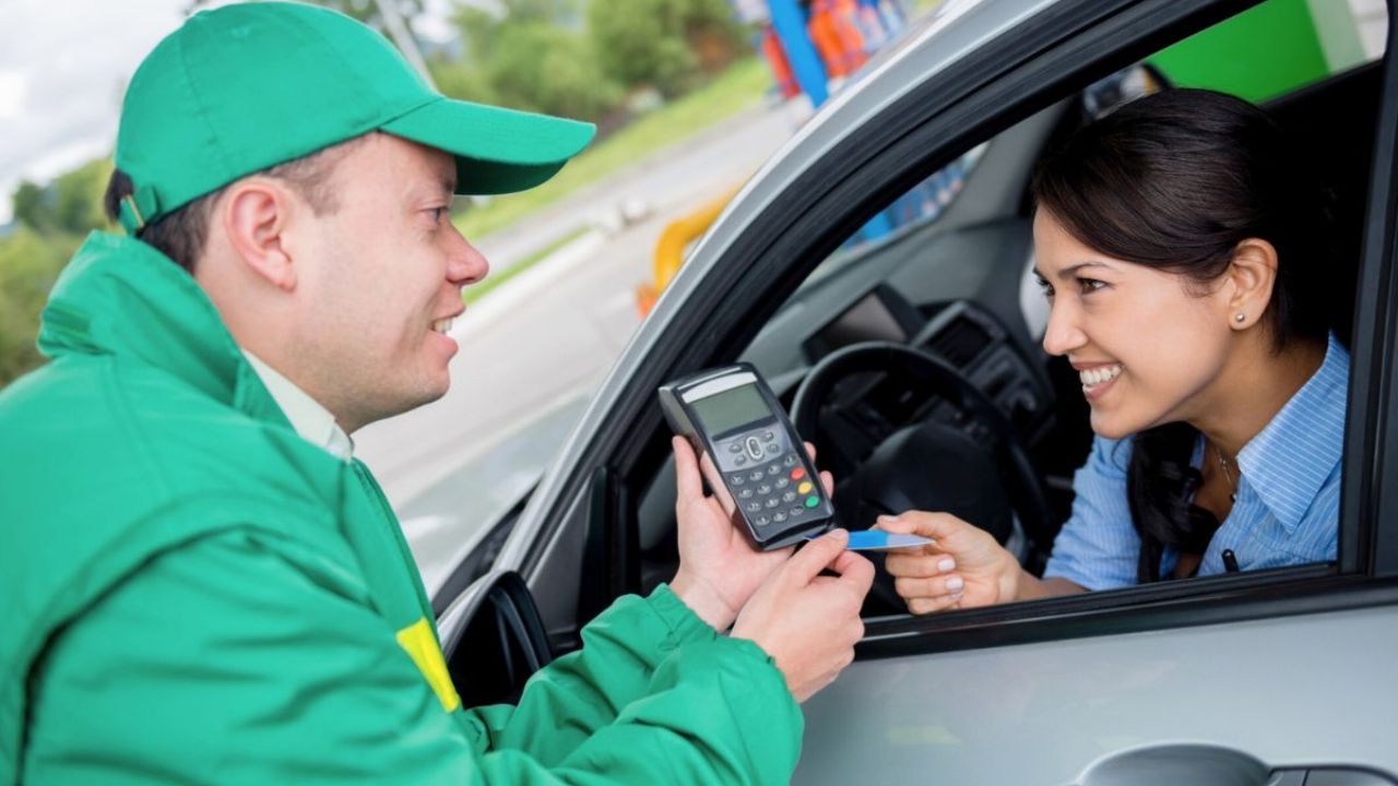 Bajar del auto al cargar gasolina: ¿Por qué no se debe hacer?