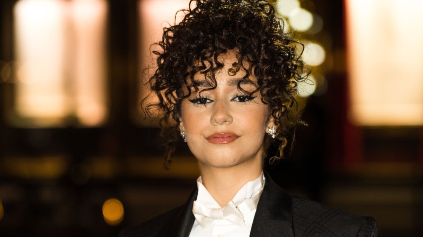 Flequillo en cabello rizado: ¡Se puede! Tips para lucirlo perfecto