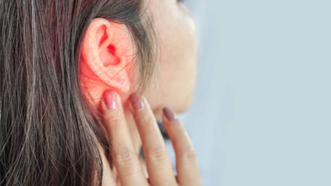 ¿Por Qué Te Arden las Orejas? Aquí el Significado Según la Cultura Popular